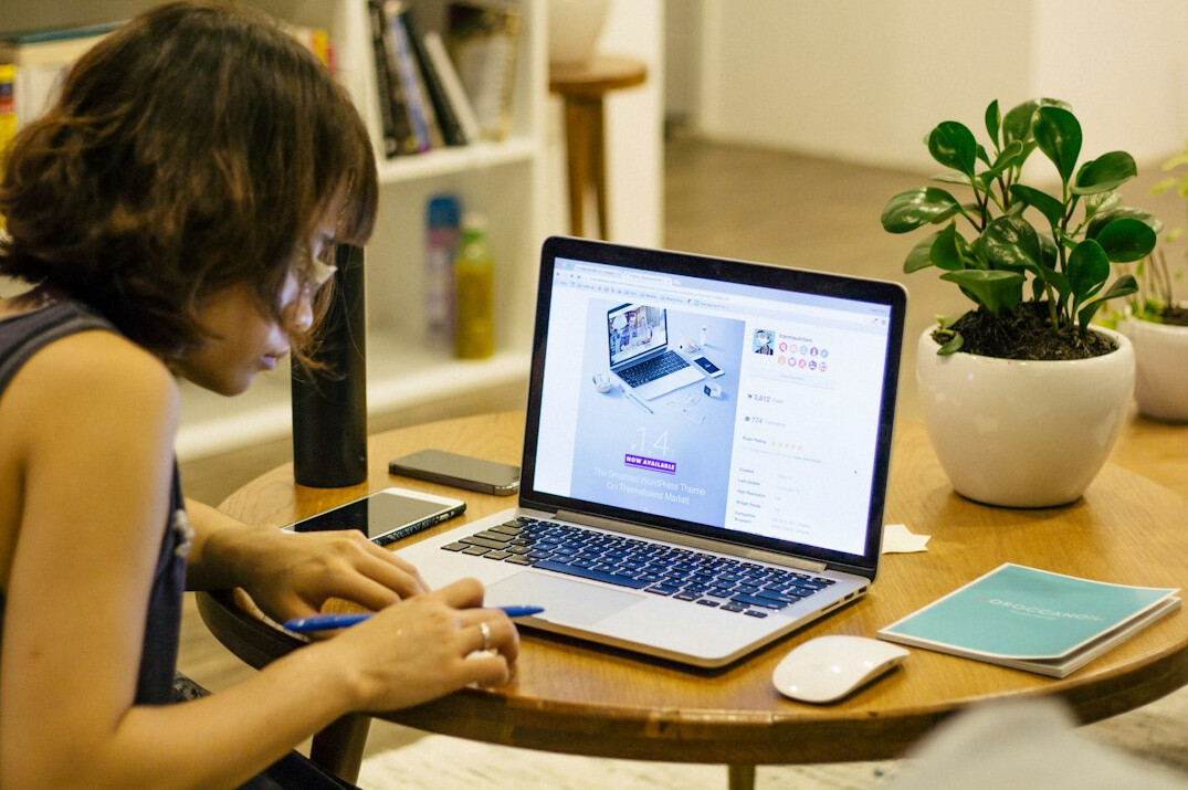 student taking online course